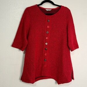 Multiples red textured sweater w/front button detail & 3/4th sleeves. Sz M.